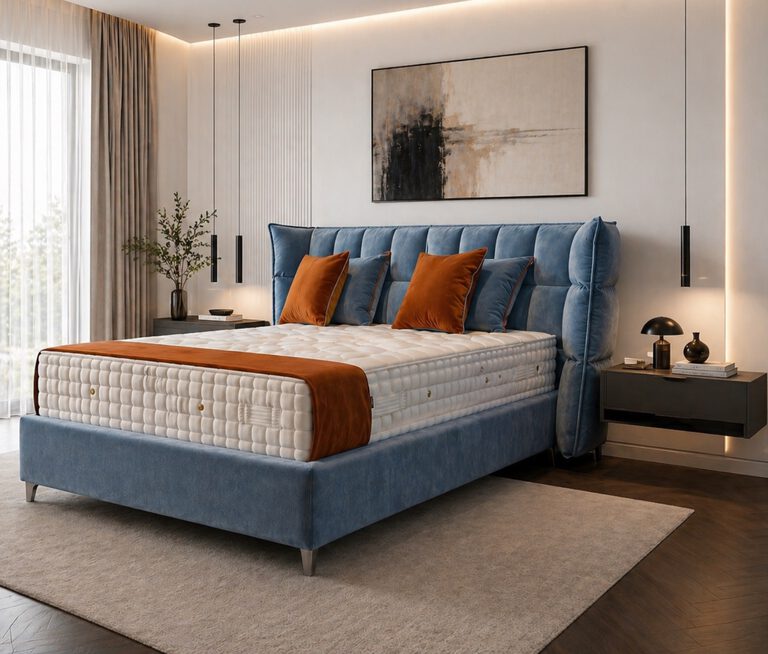 Bett mit blauem Samtbezug, gestepptem Kopfteil und orangefarbenen Kissen in einem modernen Schlafzimmer