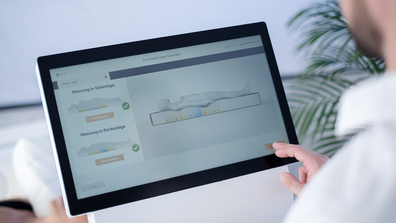 Ruth Berg zeigt die Druckmessung in Seiten- und Rückenlage auf dem Tablet